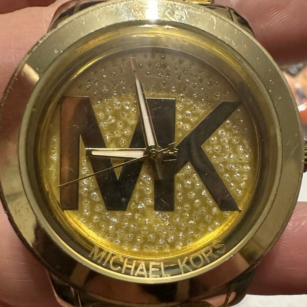 Michael Kors-3113 Woman’s Gold Tone Watch w/new Battery 100 Meters tested works - Picture 3 of 12